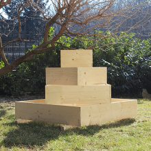 4 szintes növénypiramis teraszra, erkélyre-lapraszerelve-100 cm x 100 cm x 80 cm – kerti magaságyás korlát